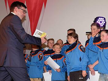 Aufstieg von der Kreisliga in die Bezirksoberliga: Bürgermeister Armin Warmuth ehrte die erfolgreichen Kicker der U13-Fußball-Mannschaft. Foto: Gerd Schaar