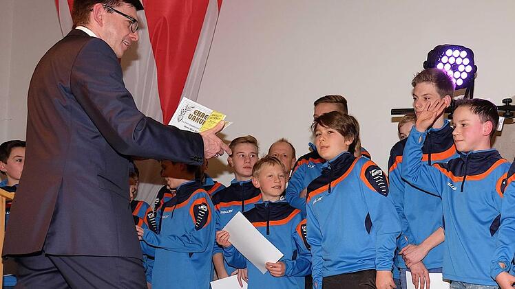 Aufstieg von der Kreisliga in die Bezirksoberliga: Bürgermeister Armin Warmuth ehrte die erfolgreichen Kicker der U13-Fußball-Mannschaft. Foto: Gerd Schaar