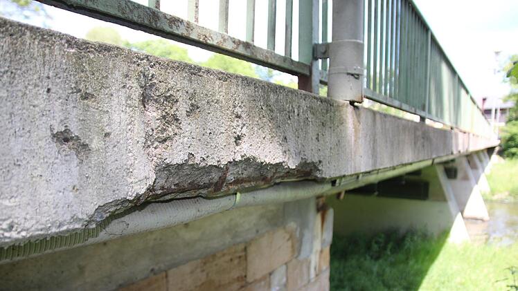 Die Schäden an der Brücke sind beträchtlich. Foto: Stephan Tiroch