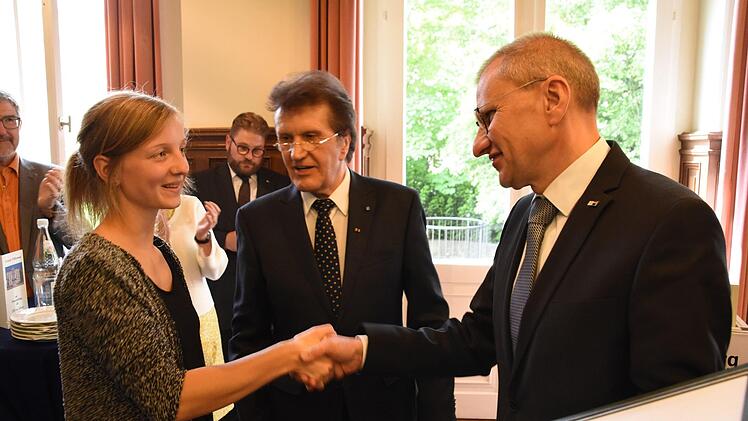 Jana Kraft erhält die Glückwünsche von Siegmar Schnabel, dem Hauptgeschäftsführer der IHK zu Coburg.