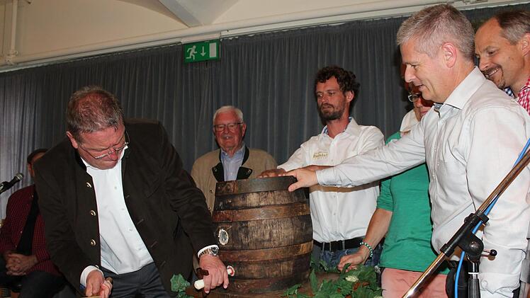 Die Anstrengung lohnte sich, OB Henry Schramm schaffte einen vorbildlichen Fass-Anstich. Foto: privat