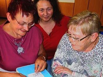 Fachfrauen unter sich - Künstlerin und Kursleiterin Heike Becker demonstriert der Nordhalbener Museumsleiterin Beate Agten und Klöppelschulvereinsvorsitzende Gabriele Taubald-Porzelt (von links) die Technik der Margaretenspitze. Foto: Norbert Neugebauer