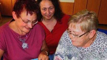 Fachfrauen unter sich - Künstlerin und Kursleiterin Heike Becker demonstriert der Nordhalbener Museumsleiterin Beate Agten und Klöppelschulvereinsvorsitzende Gabriele Taubald-Porzelt (von links) die Technik der Margaretenspitze. Foto: Norbert Neugebauer