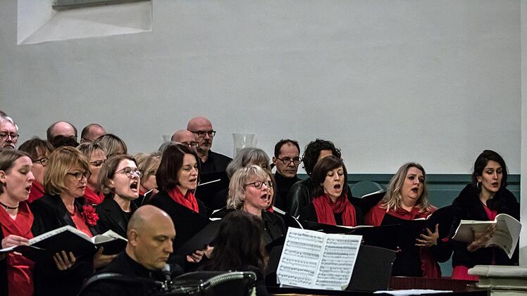 Der Coburger "Chor Unerhört" unter der LEitung von Antoinetta Bafas führte die Misa Tango von Martin Palmeri in Bad Rodach auf.Foto: Jochen Berger