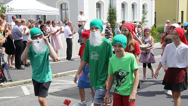 Blumen und Kränze für die Mädchen, Fliege und kurze Hosen für die Jungs: Die Grundschule An der Heubischer Straße zeigte, wie das Kinderfest anno dazumahl aussah. Fotos: Michael Stelzner
