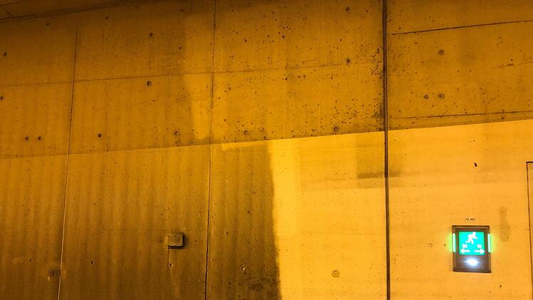 Die Tunnelwand vor der Reinigung (links) und danach. Die Aufnahme stammt aus dem Katzenbergtunnel bei W&uuml;rzburg. Foto: Frank Heim