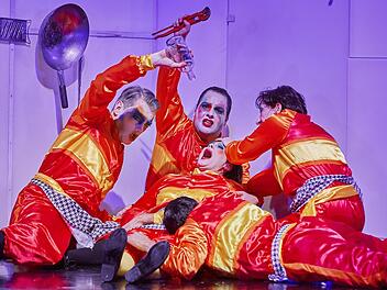 "Aua, aua - Schme-e-erzen!": Genau das hat Peter Eötvös in Töne gesetzt. Ensembleszene aus dem "Goldenen Drachen" mit Hinrich Horn, Mathew Habib, Silke Evers, Barbara Schöller und Roberto Ortiz.  Foto: Nik Schölzel/Mainfranken Theater