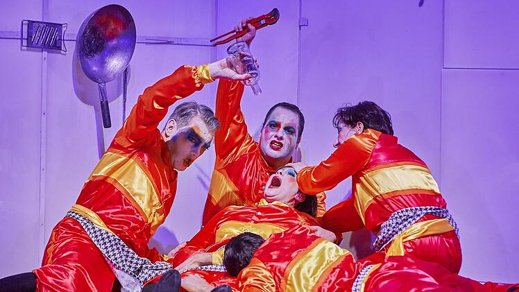 "Aua, aua - Schme-e-erzen!": Genau das hat Peter Eötvös in Töne gesetzt. Ensembleszene aus dem "Goldenen Drachen" mit Hinrich Horn, Mathew Habib, Silke Evers, Barbara Schöller und Roberto Ortiz.  Foto: Nik Schölzel/Mainfranken Theater