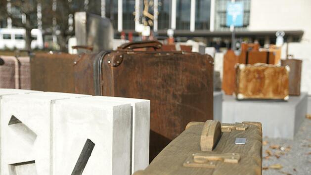 Die Gep&auml;ckst&uuml;cke des "DenkOrt Deportationen" am W&uuml;rzburger Hauptbahnhof werden bald durch einen Bad Br&uuml;ckenauer Koffer bereichert. Auch der Standort des zweiten Koffers in der Kurstadt steht fest.  Foto: Steffen Standke
