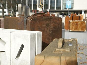 Die Gepäckstücke des "DenkOrt Deportationen" am Würzburger Hauptbahnhof werden bald durch einen Bad Brückenauer Koffer bereichert. Auch der Standort des zweiten Koffers in der Kurstadt steht fest.  Foto: Steffen Standke
