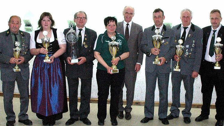 Beim Grenzlandschießen holte sich Dürrenried den Grenzland-Pokal und darf ihn behalten. Auf dem Bild stehen (von links) Gerhard Ritzensteiger, Autenhausen, Schützenmeisterin Carola Vetter, Heilgersdorf, Manfred Schramm und Irene Sauerteig, Dürrenried, Bürgermeister Wilhelm Schneider, Peter Ultsch, Eckartshausen, Schützenmeister Kurt Schleicher, Junkersdorf, Schützenmeister Bertram Schad, Ditterswind und 2. Schützenmeister Hans Merz, Eckartshausen. Foto: Schmidt
