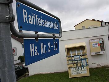 In der Garitzer Raiffeisenstraße steht nach wie vor der Container auf dem Grundstück der Familie Ebert. Foto: Ralf Ruppert