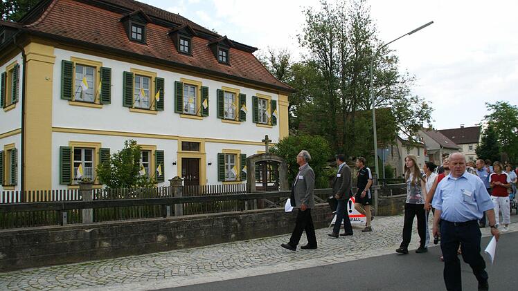 Pfarrhaus, Kirche und Schloss waren die architektonischen Höhepunkte beim Dorfrundgang der Kommission in Kirchlauter.