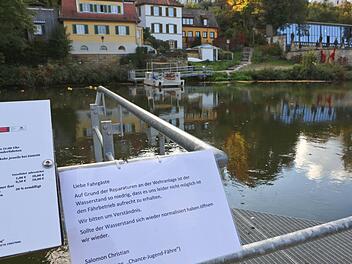 Die Fähre liegt bis auf Weiteres am Leinritt fest. Foto: Barbara Herbst