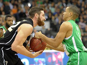 Her mit dem Ball! Phillipp Heyden (links) ringt mit dem Trier Ricky Harris um die Kugel. Fotos: Eibner