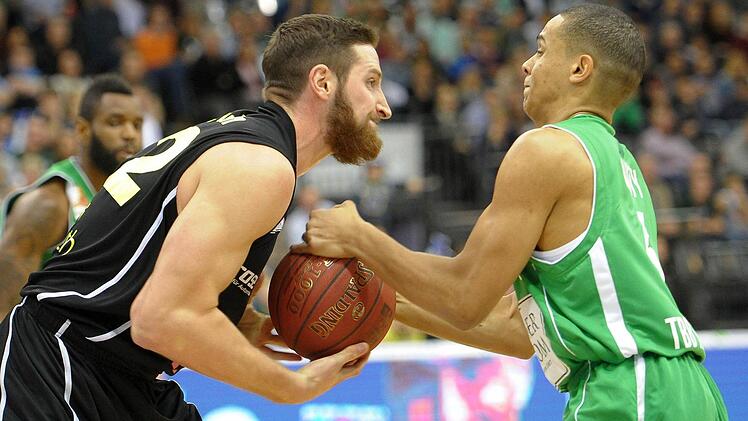 Her mit dem Ball! Phillipp Heyden (links) ringt mit dem Trier Ricky Harris um die Kugel. Fotos: Eibner