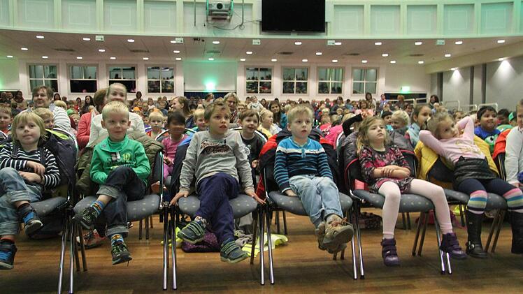 400 Kinder aus sämtlichen Kindergärten des Landkreises waren gekommen, und hinterher wussten alle viel mehr über das richtige Verhalten im Straßenverkehr. Foto: Sonja Adam