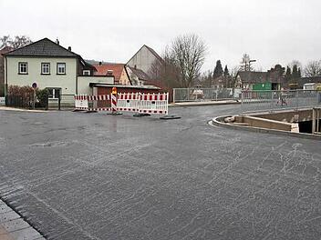 Die neue Brücke über die Weismain zum Weismainer Bauhof steht. Gestern Nachmittag wurde die Sperrung der Burgkunstadter Straße aufgehoben. Das Bild entstand, bevor der Verkehr wieder rollte.  Foto: Stephan Stöckel