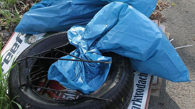 Ein Autoreifen wird aus der Steinach gefischt.