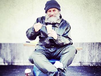 Ein Leben am Straßenrand: Der Obdachlose Eric Krieter sitzt in Bad Kissingen praktisch tagaus, tagein vor dem Kupsch in der Von-Hessing-Straße. Foto: Siegfried Farkas