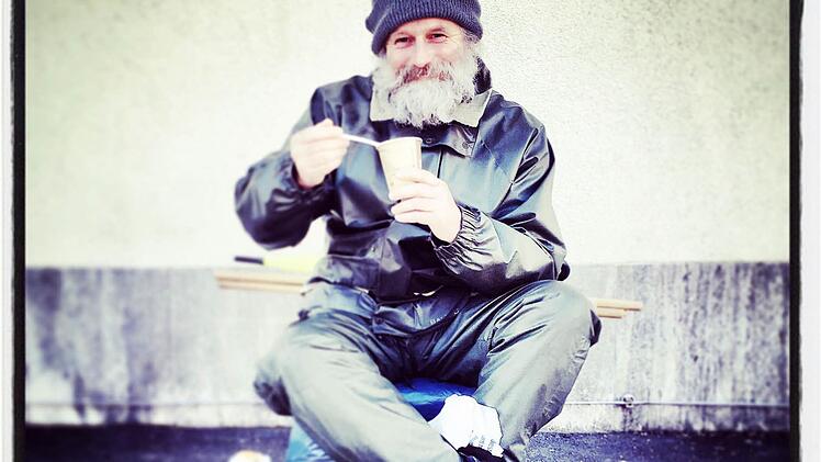 Ein Leben am Straßenrand: Der Obdachlose Eric Krieter sitzt in Bad Kissingen praktisch tagaus, tagein vor dem Kupsch in der Von-Hessing-Straße. Foto: Siegfried Farkas
