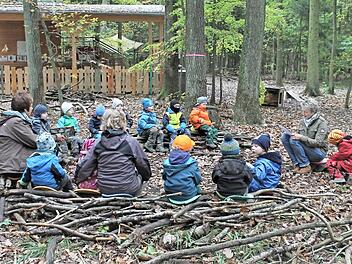 Marion Damm (rechts) beim Vorlesen einer Geschichte von der einer kleinen Eule Foto: Jupp Schröder