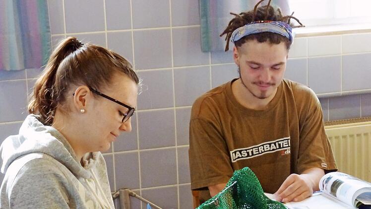 Mit guter Anleitung und etwas &Uuml;bung kann man seine Netze selbst flicken. Foto: Monika Hopf
