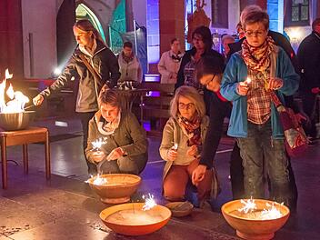 In der Stadtpfarrkirche durften Besucher Wunderkerzen entzünden als Zeichen wofür sie "brennen".Ulrike Langer