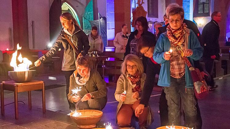 In der Stadtpfarrkirche durften Besucher Wunderkerzen entzünden als Zeichen wofür sie "brennen".Ulrike Langer