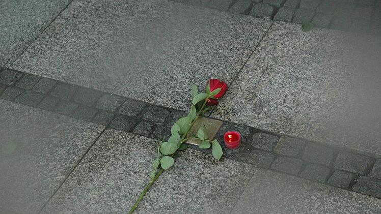 Am Eingang des Coburger Rathauses liegt der Stolperstein für Eric Unverfähr.Edwin Meißinger