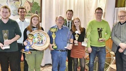 Die Scheiben- und Pokalgewinner beim Schützenverein Unfinden mit den Vertretern des Vereins und der Stadt Königsberg sowie weiteren erfolgreichen Aktiven, von links: Patrick Ament, Anton Sauter, Leonie Ankenbrand, Horst Knöchel, Daniel Gießl, Jessica Batz, Jan Kettler und Königsbergs Bürgermeister Claus Bittenbrünn  Fotos: Gerold Snater