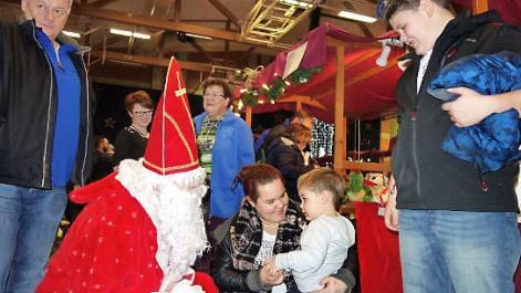 Kein Nikolausmarkt ohne den "heiligen Mann" Fotos: Norbert Neugebauer