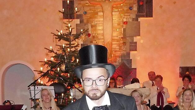 Fabian Altmann als Mr. Scrooge beim Weihnachtskonzert. Foto: Vetter