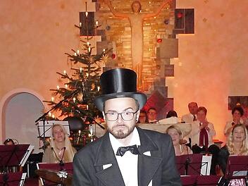 Fabian Altmann als Mr. Scrooge beim Weihnachtskonzert. Foto: Vetter