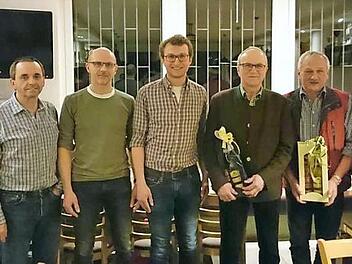 Der neue Vorstand der Jagdgenossenschaft Ködnitz (von links) Beisitzer Bernd Kortschack, stellvertretender Vorsitzender Heinz Mösch, Beisitzer Jörg Wollnik, der neue Vorsitzende Michael Sack, sein Vorgänger Gerhard Sack, Kassenverwalter Hermann Popp und der bisherige Beisitzer Reinhard Heisinger. Fotos: Werner Reißaus