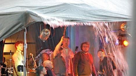 Ins Wasser f&auml;llt das Doppel-Jubil&auml;um der MIH nicht, aber um ein Jahr verschoben muss es werden. Trotzdem lassen sich die Musiker nicht einsch&uuml;chtern. Widrige Verh&auml;ltnisse gibt es immer mal, wie unser Foto vom Baserock-Festival 2011 zeigt. Nach einem Wolkenbruch wurde damals einfach weitergemacht.  Foto: Bernhard Panzer