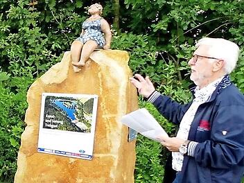 Der Vorsitzende der Kulturinitiative Trebgast, Hans Moos, enthüllte die erste Figur.