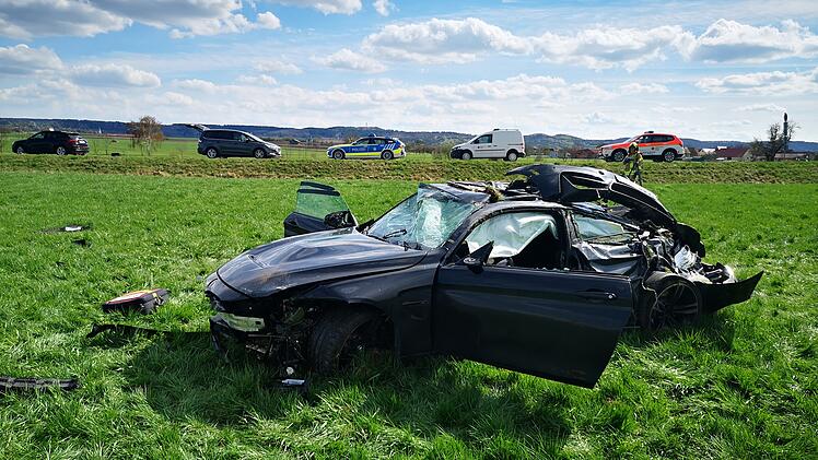 Auto kommt von Stra&szlig;e ab und &uuml;berschl&auml;gt sich mehrfach