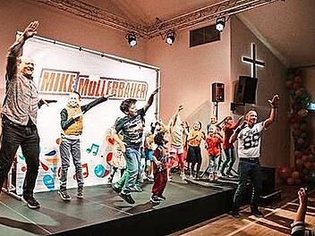 Runter vom Stuhl und rauf auf die Bühne: Mitmachen ist angesagt bei Mike Müllerbauer.