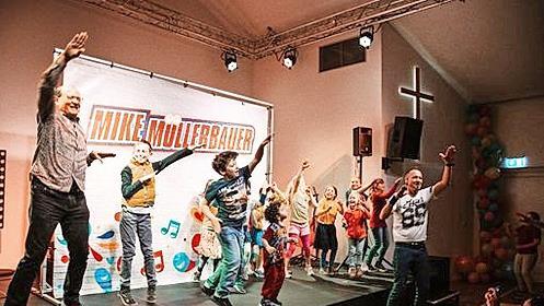 Runter vom Stuhl und rauf auf die Bühne: Mitmachen ist angesagt bei Mike Müllerbauer.