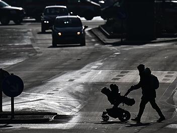 Autofahrer ignoriert Zebrastreifen in Fürth und fährt Kinderwagen an
