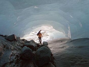 Der Schweizer Glaziologe Matthias Huss erforscht das Gletschersterben in einer vom Schmelzwasser unter dem Rhonegletscher ausgeh&ouml;hlten Grotte.
