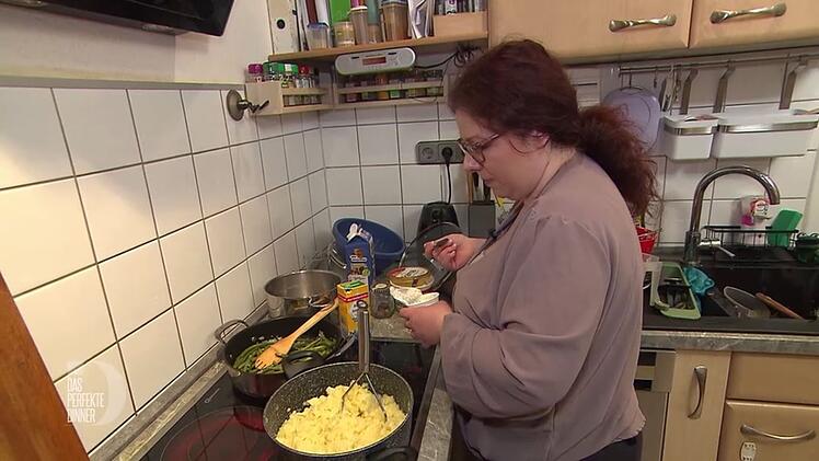 Die Cr&egrave;me fra&icirc;che war ein Fehlkauf, aber es hilft nichts: Das P&uuml;ree soll cremiger werden.