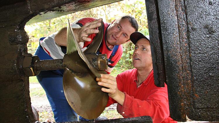 Mario Dörr und Norbert Gerner begutachten die Schiffsschraube der "Kissingen". Fotos: Ralf Ruppert