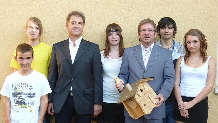 Die Saaletal-Schule entließ nach zehn Schuljahren fünf Schüler ins Berufsleben. Mit etwas Wehmut, aber voller Freude, verabschiedeten sich voneinander Felix Konietzke, Sascha Hirsch, Holger Claßen, Natalie Messerer, Otto Knaup, Stefan Onita und Doro-Lee Beck (v.l.). Foto: Elmar Heil