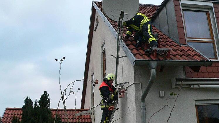 In der Stettiner Straße wird eine beschädigte Satellitenanlage demontiert, bevor sie herabfallen und größeren Schaden anrichten kann.