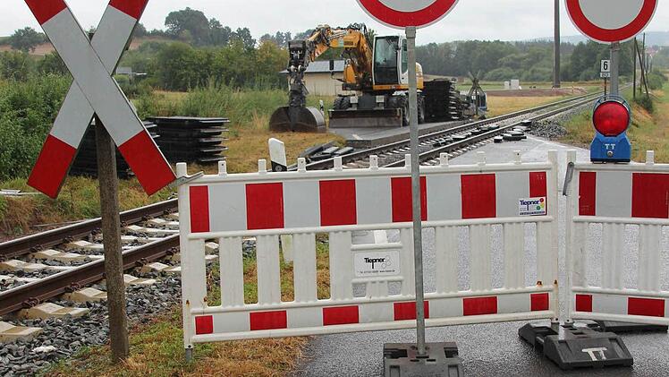 Kein Durchkommen während der Bauarbeiten: Weder zu fuß, auf der Straße noch auf der Schiene.Foto: Ralf Kestel