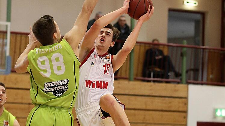 Tibor Taras zieht zum Korb.