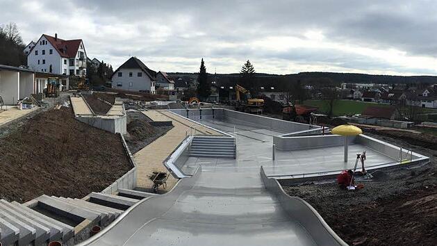Von der Breitrutsche aus, die ins Erlebnisbecken f&uuml;hrt, offenbart sich der Panoramablick &uuml;ber Aschbach. Foto: Pankraz Wei&szlig;