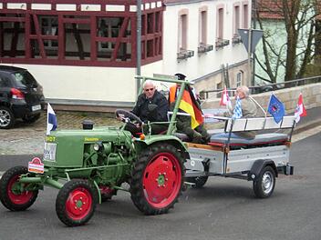 Karl-Heinz Schumm auf seinem "Dieselross" bot einen Fahrdienst für weniger gehtüchtige Siebener-Kameraden an. Foto: W. Vorndran